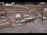 02152 ostia - regio ii - insula viii - quattro tempietti (ii,viii,2) - brunnen - in der mitte zwischen den tempeln - 2019.jpg